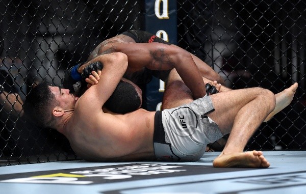 Vicente Luque derrotó al ex campeón, Tyron Woodley, con una llave que sacó aplausos en las MMA. Foto: Getty Images