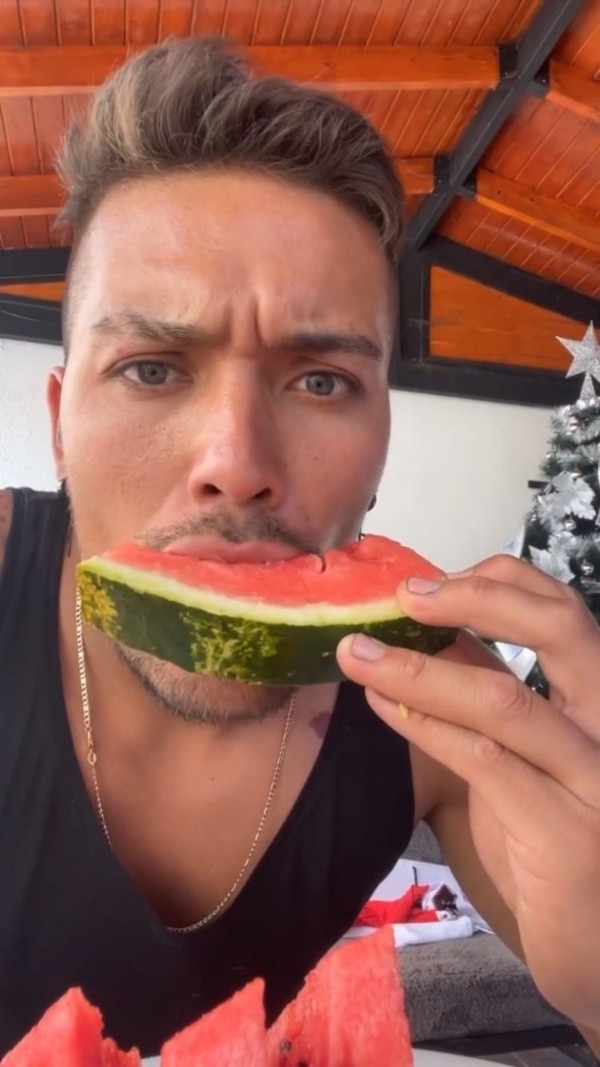 Parragol también es bueno para comer sanito y de postre no perdona la sandía. Foto: Instagram.