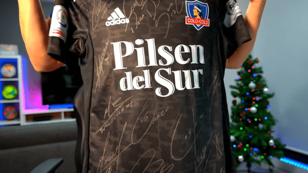 Gabriel Suazo también regaló una camiseta firmada por el plantel.