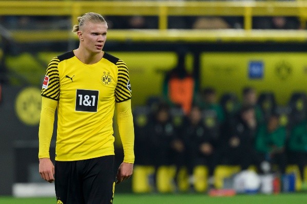 Erling Haaland está en la mira de varios grandes del fútbol europeo y eso no tiene nada contento al Borussia Dortmund. (Foto: Getty)