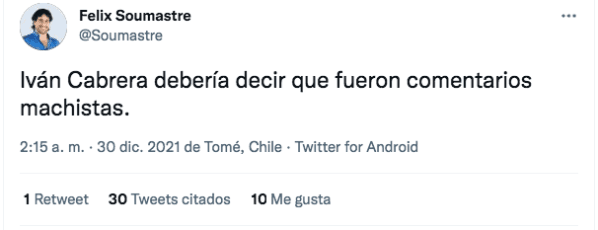 Félix Soumastre sale en defensa de Iván Cabrera.(1)