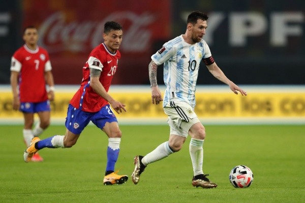 La última vez que Chile y Argentina se enfrentaron por Eliminatorias fue el 3 de junio de 2021 y terminó 1-1 con goles de Lionel Messi y Alexis Sánchez en el estadio Único de Santiago del Estero. (Foto: Getty)