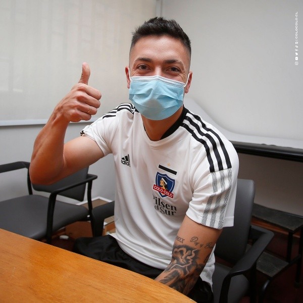 Zavala se mostró feliz al firmar en los albos. Foto: Colo Colo