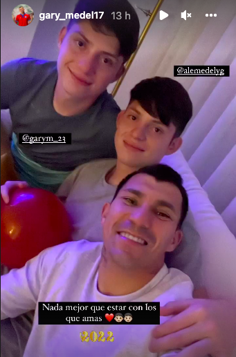 Gary Medel celebra el nuevo año con sus hijos | Foto: Instagram Gary Medel.