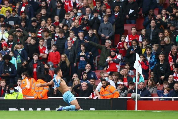 Rodri celebra efusivamente su gol ante la hinchada de Arsenal. Foto: Getty.