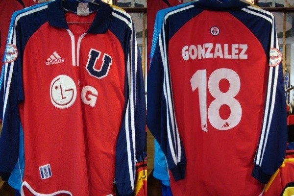 Universidad de Chile ocupó en 2001 por primera vez una camiseta roja como alternativa (Tifossi)