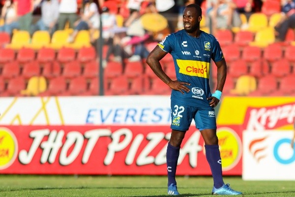 Cecilio Waterman terminó su préstamo con Everton y no sabe si seguirá. Por ahora, regresó a la U de Conce a la espera de ofertas. Foto: Agencia Uno
