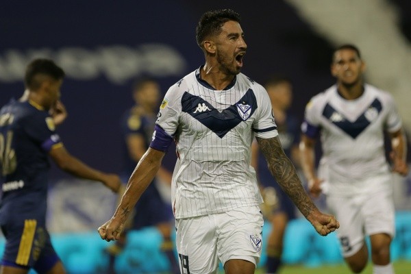 Lucero era el 9 titular de Vélez y Barticciotto aplaude su llegada. Foto: Getty.