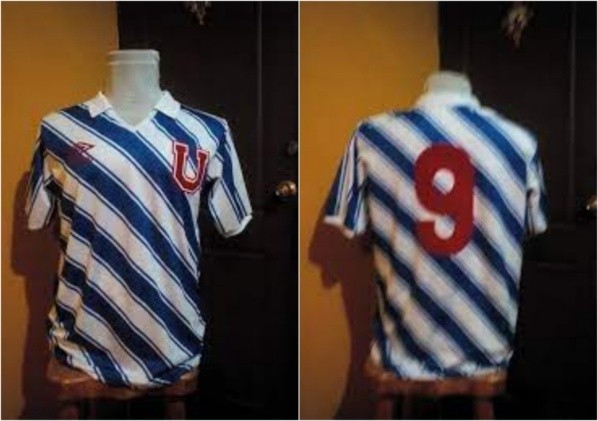 La marca Umbro decidió que la camiseta alternativa fuera una listada en diagonal (Archivo)
