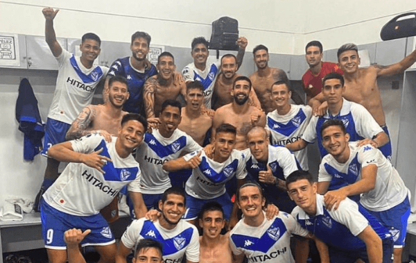 Emiliano Amor y Juan Martín Lucero ya compartieron camarín en Vélez. En la imagen se ve a ambos en la zona superior a pura risa. Foto: Instagram