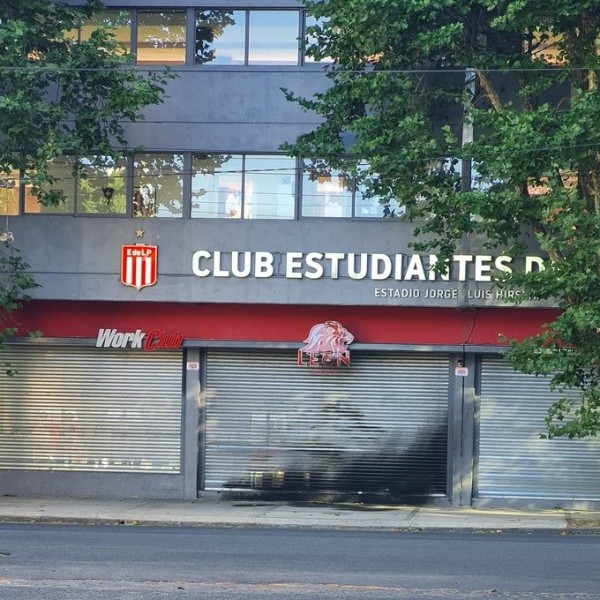 Así quedó una de las fachadas del estadio del Torneo de Verano