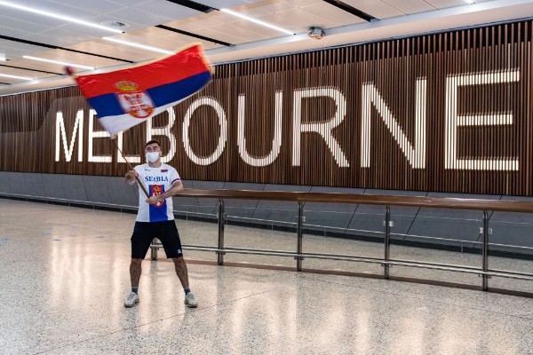 Un fanático apoyaba a Djokovic en el aeropuerto de Melbourne: el tenista fue deportado de Australia.