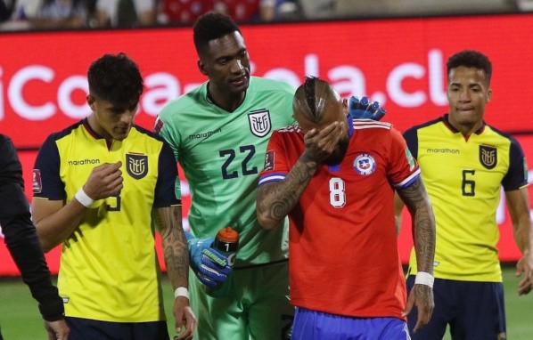 Arturo Vidal salió entre lágrimas tras su expulsión ante Ecuador. Desde Conmebol todavía no aclaran su castigo, lo que tiene atenta a la Roja. Foto: Agencia Uno