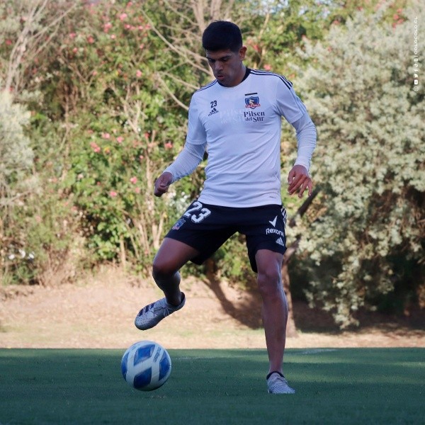 Esteban Pavez jugará con la camiseta 23 en su regreso a Colo Colo. Sus razones tienen que ver con un ex compañero en el Cacique. Foto: Colo Colo