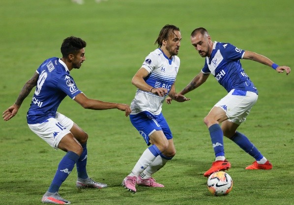 Lucero (a la izquierda) jugando contra la UC en San Carlos. Foto: Agencia Uno