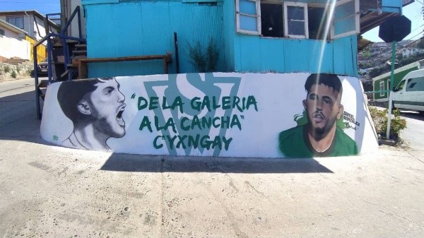 Al Dani González le hicieron un mural en el Cerro Yungay de Valparaíso.