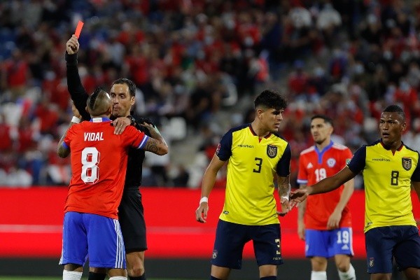 A pesar de sus súplicas, Arturo Vidal fue expulsado ante Ecuador y ahora recibió tres fechas de castigo, por lo que se perderá importantes partidos rumbo a Qatar. (Foto: Agencia Uno)