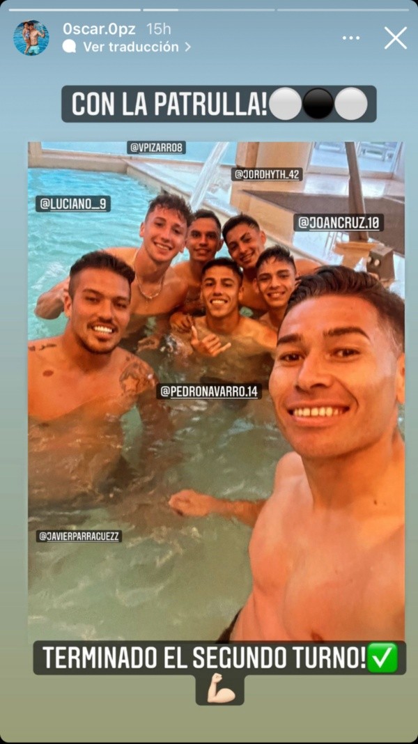 Los jugadores de Colo Colo se toman una pausa en la pretemporada para descansar en la piscina. (Foto: Captura Instagram Óscar Opazo)