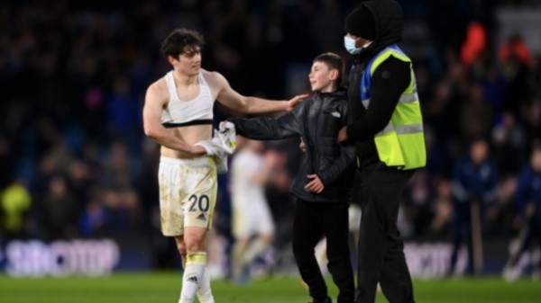 Daniel James regala su camiseta a pequeño fan del Leeds | Foto: Getty Images.