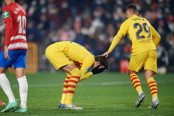 Los jugadores del Barcelona quedaron realmente afectados tras la estocada final del Granada en el minuto 89. (Foto: Getty)