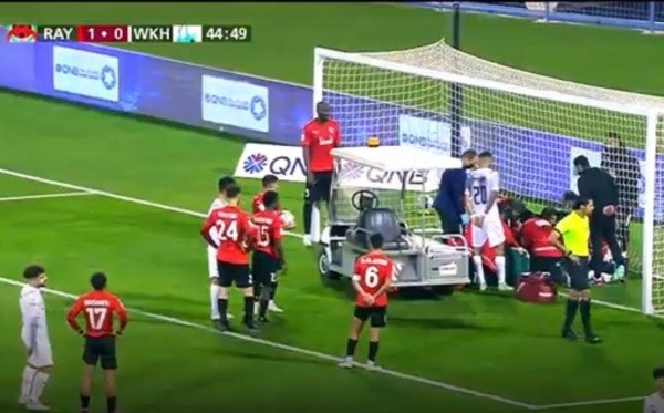 La atención médica acudió de manera oportuna para salvar la vida del futbolista.