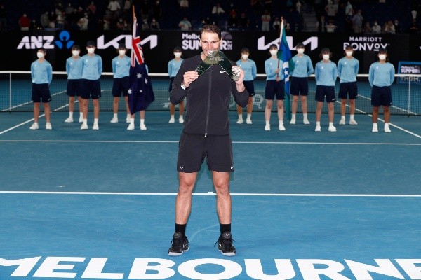 Rafa Nadal levanta el trofeo de campeón en Melbourne (Getty)