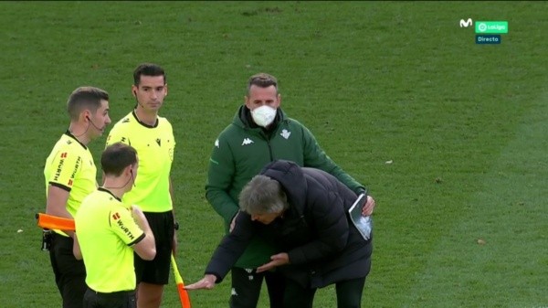 Pellegrini intenta explicarle al árbitro la jugada de la expulsión. Foto: Captura TV.