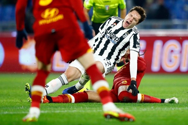 Dura entrada contra Chiesa en el Roma-Juve: lesión a los ligamentos y debe operarse.