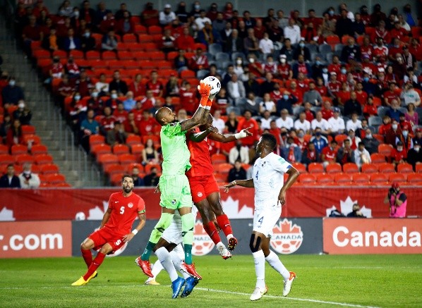 Mejía pelea con Panamá para clasificar al Mundial de Qatar. Foto: Getty.