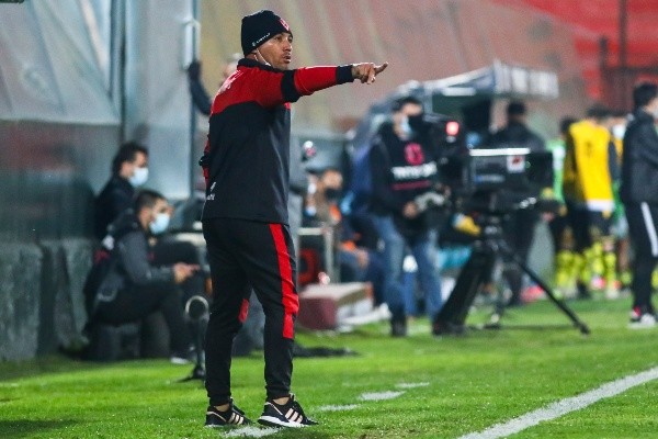Erwin Durán decidió dejar la banca de Deportes Copiapó tras la incertidumbre que se ha instalado con respecto al partido de promoción. (Foto: Agencia UNO)