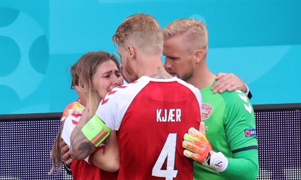 Kjaer y Schmeichel fueron los primeros en apoyar y consolar a la novia de Eriksen,Sabrina Kvist Jensen.