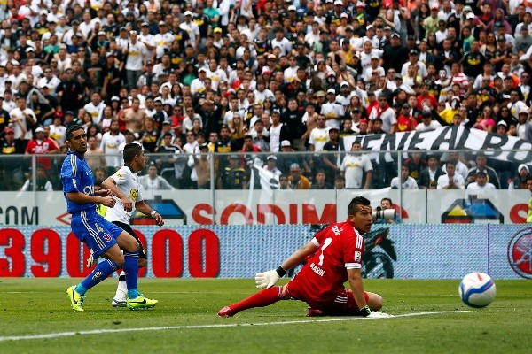 Felipe Flores dejará guardado por siempre su nombre en la memoria de los hinchas albos tras marcar importantes goles en varios clásicos. (Foto: Agencia Uno)
