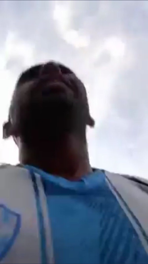 Uno de los jugadores apuntando su cara con la cámara