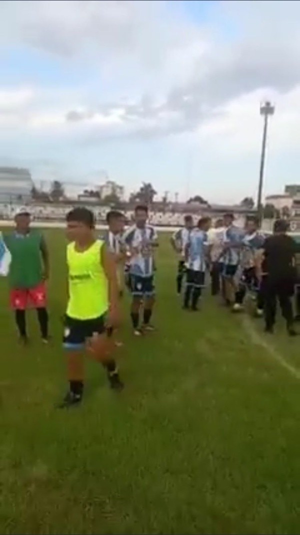 El momento en que los jugadores comienzan a increpar al periodista