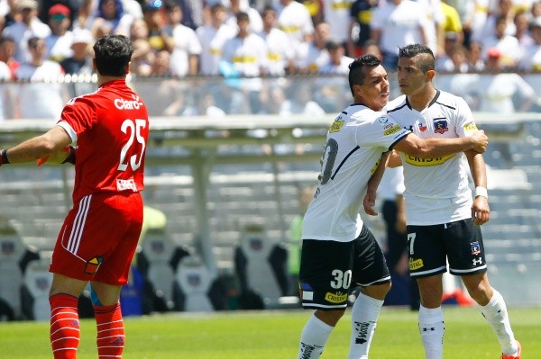 Johnny Herrera y Felipe Flores siempre tuvieron una poco amistosa relación dentro de la cancha, pero el delantero ahora deja de lado esos problemas y perdonó a Herrera. (Foto: Agencia Uno)