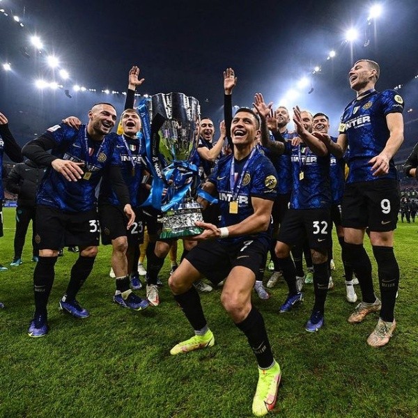 Alexis Sánchez levanta la Supercopa de Italia que le regaló al Inter. (Foto: Instagram Alexis Sánchez)