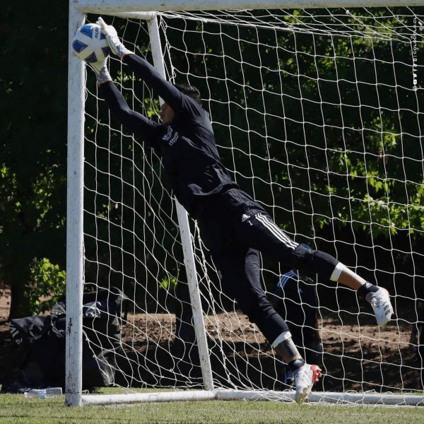 Cortés sufrió un esguince en un dedo de su mano izquierda. Foto: Colo Colo.