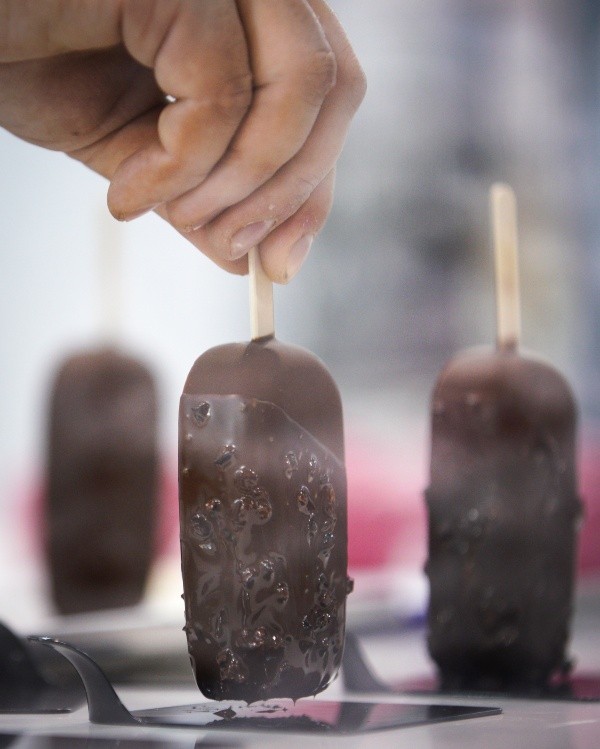Helado bañado en chocolate | Foto: Getty Images