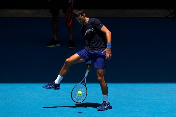 Djokovic entrena en Melbourne mientras se espera una resolución sobre su caso (Getty)