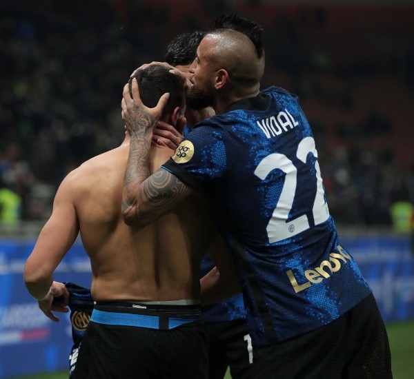El festejo de Arturo Vidal a su compadre y héroe Alexis: Inter campeón de la Supercopa.