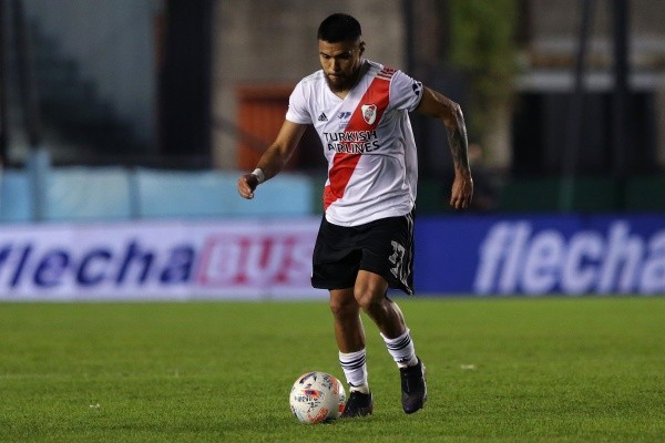 El chileno arrojó PCR negativo, sin embargo los síntomas tras la vacuna lo mantienen aislado.