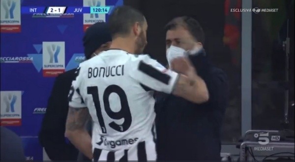 A Leonardo Bonucci no le gustó para nada no poder entrar a patear los penales en la final de la Supercopa de Italia y se descargó con el secretario del Inter. (Foto: Captura)