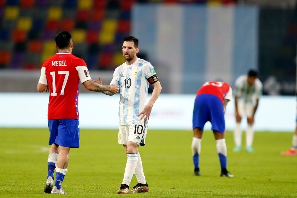 El momento más destacado que dejó el último choque entre La Roja y la Albiceleste fue el amistoso saludo que tuvieron Gary Medel y Messi. (Foto: Agencia Uno)