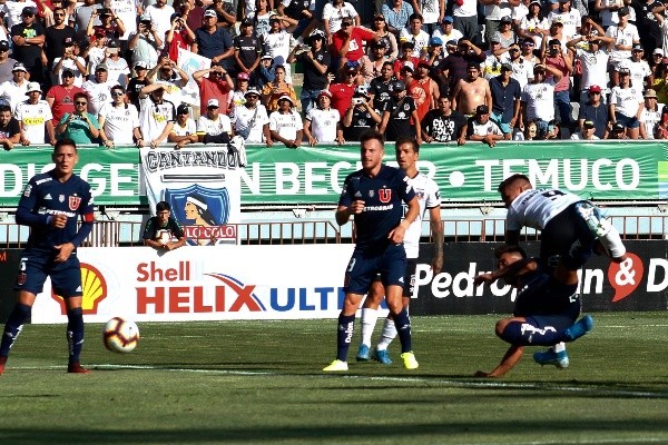 Parraguez ya conectó el cabezazo para marcar ante la U en Temuco. (Agencia Uno)