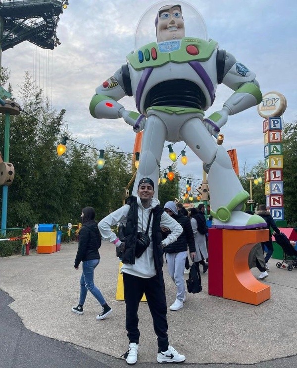 Erick Pulgar en sus vacaciones en Disney