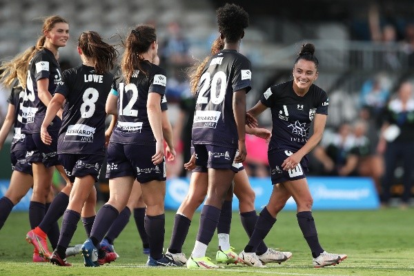 Cote Rojas recibió la ovación de sus compañeras después de convertirse en la heroína del equipo. (Foto: Getty)