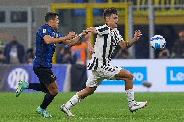 Alexis y Dybala podrían pasar de ser rivales a compañeros si es que la Juventus acepta la oferta del Inter de Milán por el argentino. (Foto: Getty)