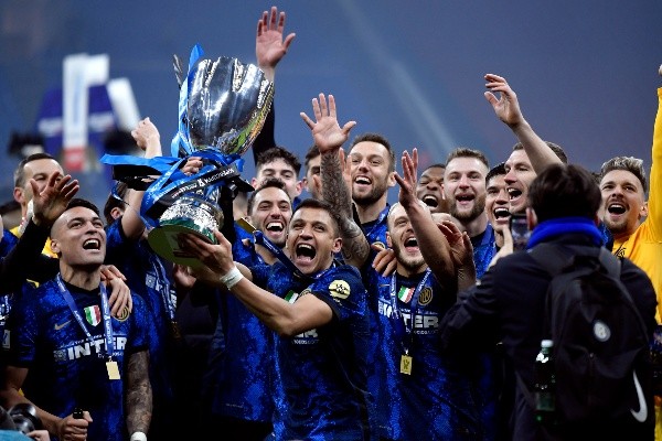 Alexis se vistió de héroe en la final de la Supercopa y le dio el título al Inter con un agónico gol ante la Juventus. (Foto: Getty)