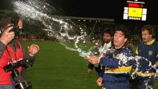 Maradona saliendo del Monumental.