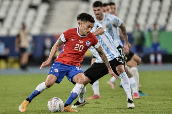 Charles Aránguiz no quiere perder el duelo entre Chile y Argentina, clave en las eliminatorias a Qatar 2022. Foto: Agencia Uno